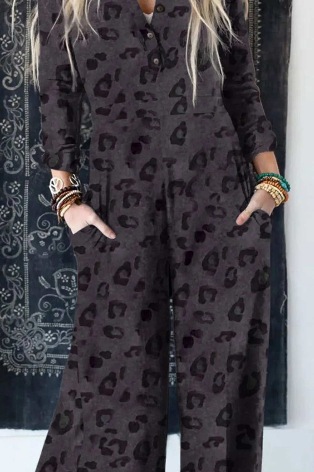 Jumpsuit mit weitem Bein und Leopardenmuster und Knöpfen