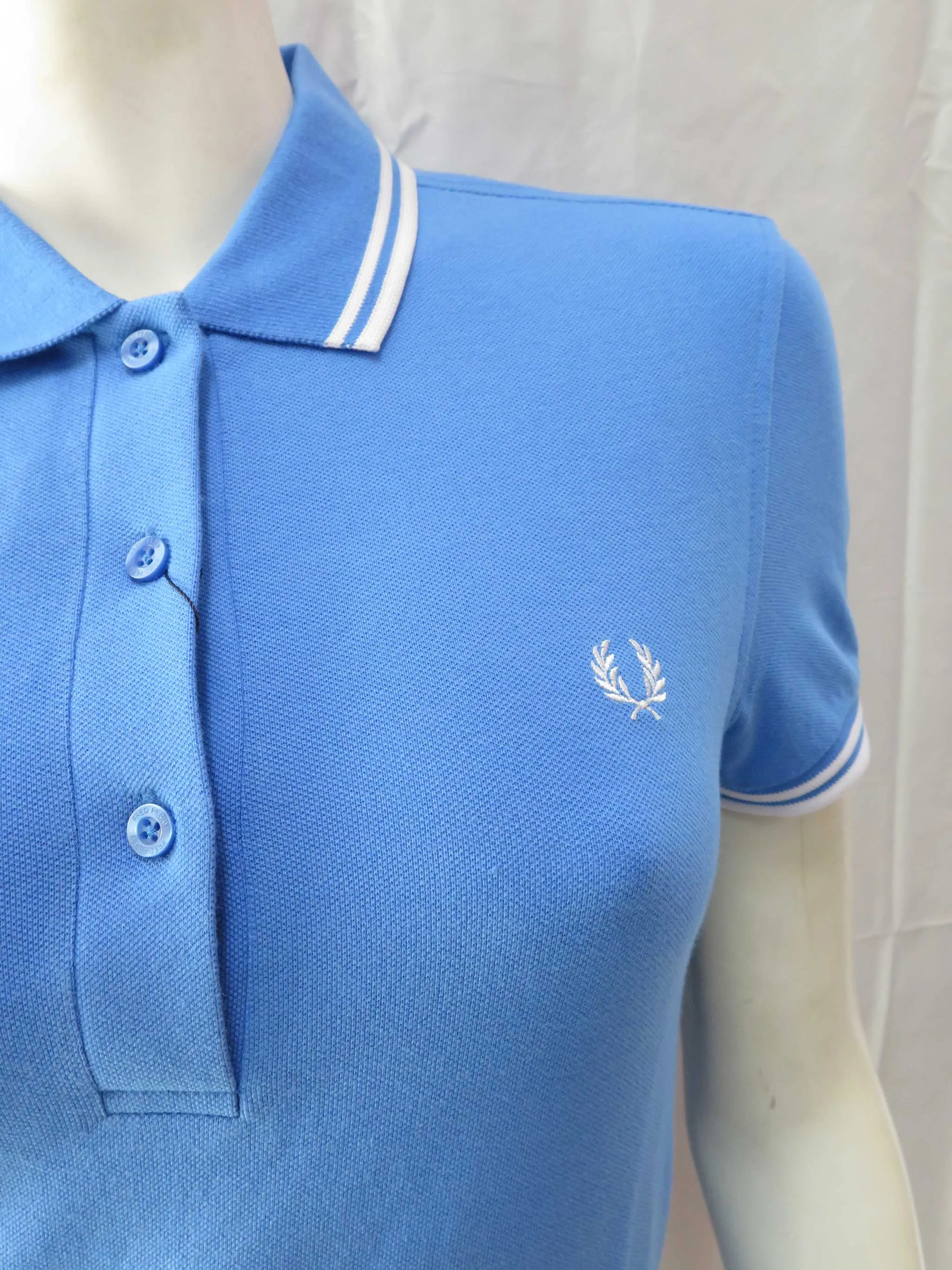 LADIES TWIN TIPPED FRED PERRY SHIRT (VIBRANT BLUE/WHITE)