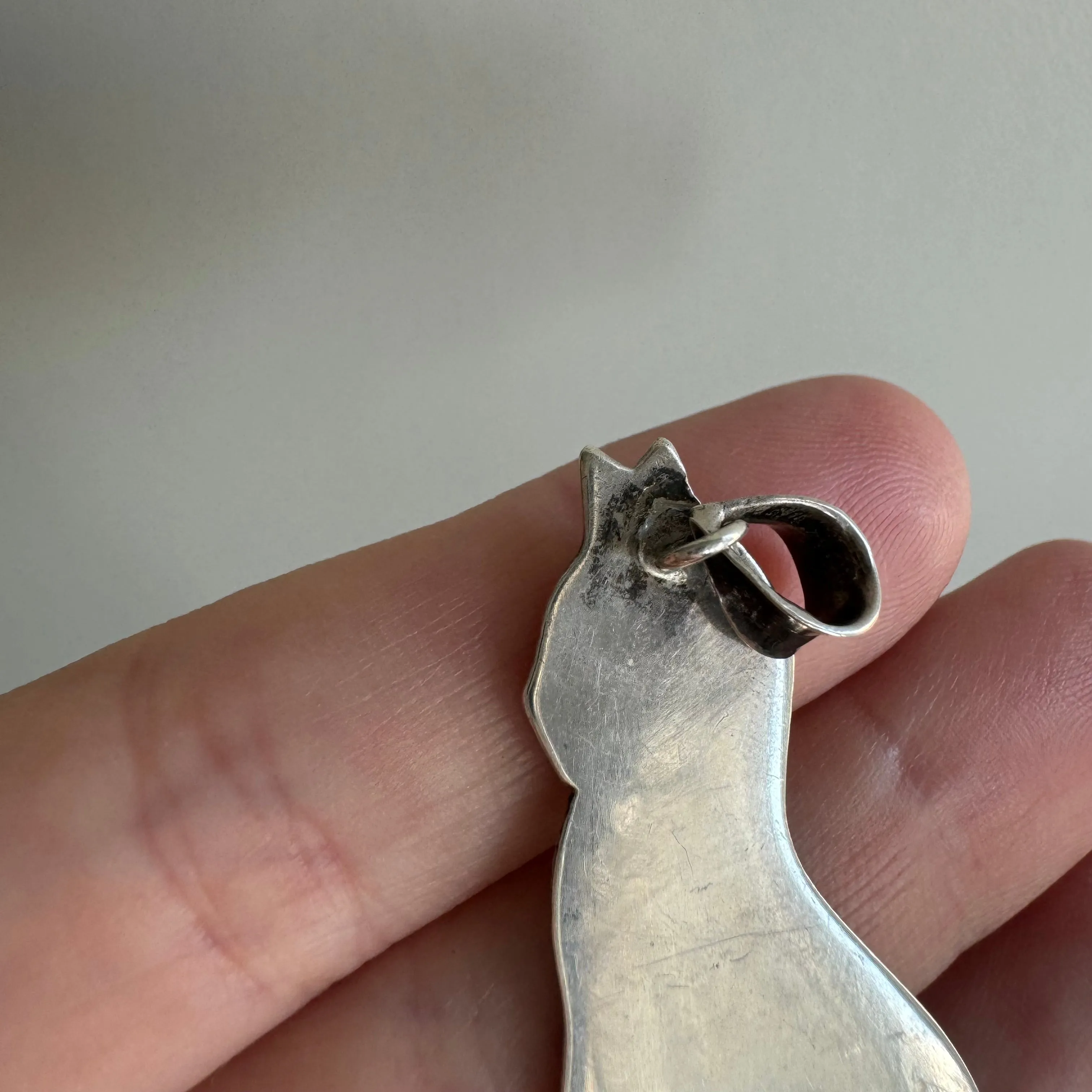 V I N T A G E // like a sphynx / sterling silver sitting cat / a pendant